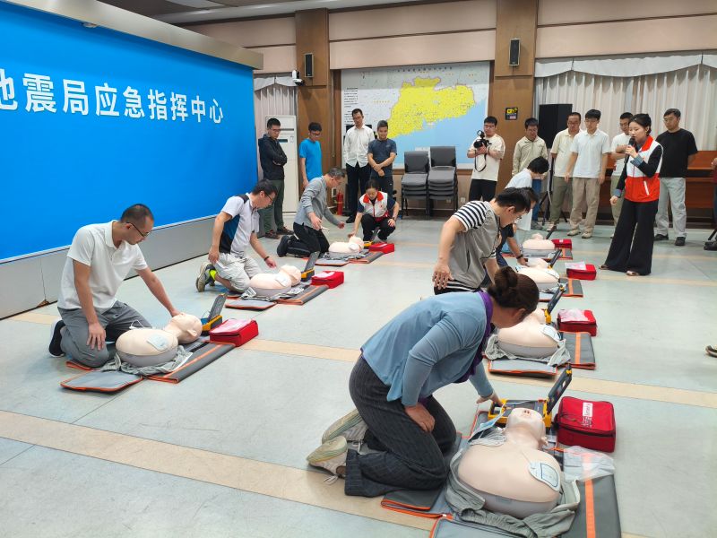 培訓學員參與心肺復蘇實操