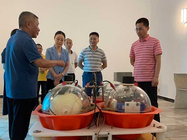 孫佩卿（右一）一行在肇慶地磁臺調研