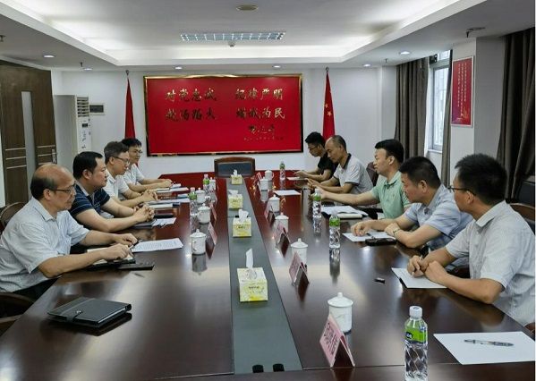 施偉強(qiáng)（右排中）與江門(mén)應(yīng)急管理局座談交流